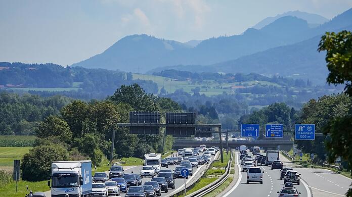 Fahrzeuge stauen sich auf der Autobahn A8 bei Rosenheim. Müssen sich künftig alle Nutzer von Verkehrsinfrastruktur an der Finanzierung beteiligen?