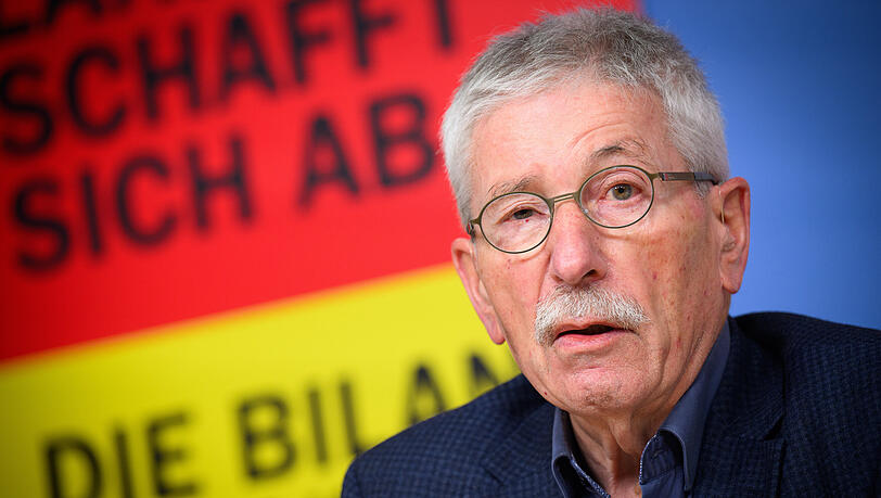 Thilo Sarrazin stellte im Februar 2025 anlässlich seines 80. Geburtstags das Buch "Deutschland schafft sich ab. Die Bilanz" vor. (Archiv)