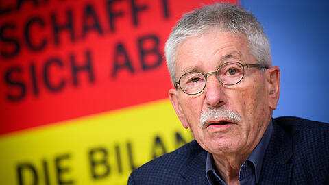 Thilo Sarrazin stellte im Februar 2025 anlässlich seines 80. Geburtstags das Buch "Deutschland schafft sich ab. Die Bilanz" vor. (Archiv)