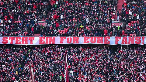 Ein Fan-Plakat in der Münchner Arena.