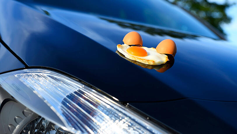 Wie heiß ein Auto in der Sommerhitze werden kann, zeigt dieses Spiegelei. Am häufigsten wird wegen der Hitze die Batterie des Autos beschädigt. Wie heiß ein Auto in der Sommerhitze werden kann, zeigt dieses Spiegelei. Am häufigsten wird wegen der Hitze die Batterie des Autos beschädigt.