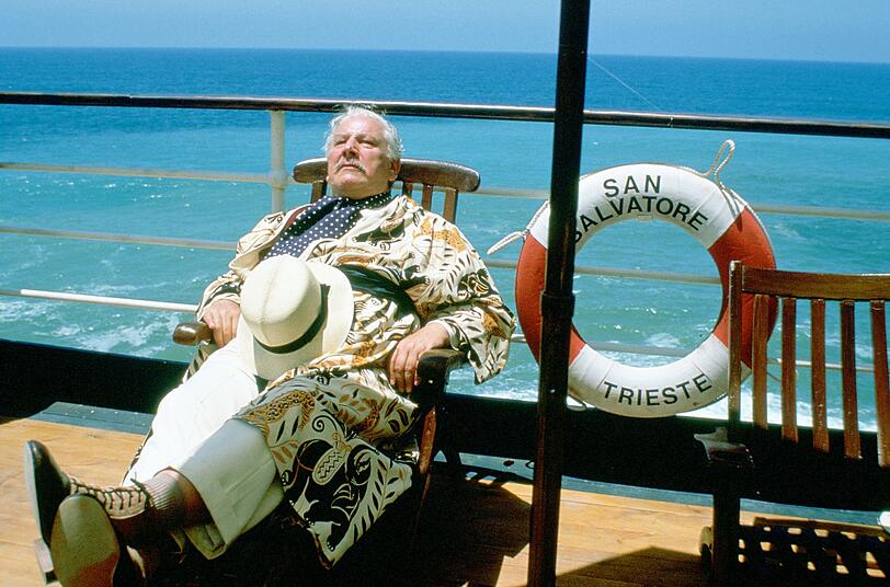 Hercule Poirot (Peter Ustinov) verbringt seine Ferien auf einem Luxuskreuzfahrtschiff mit Kurs auf Israel - doch hat er nicht lange Zeit zum Entspannen.