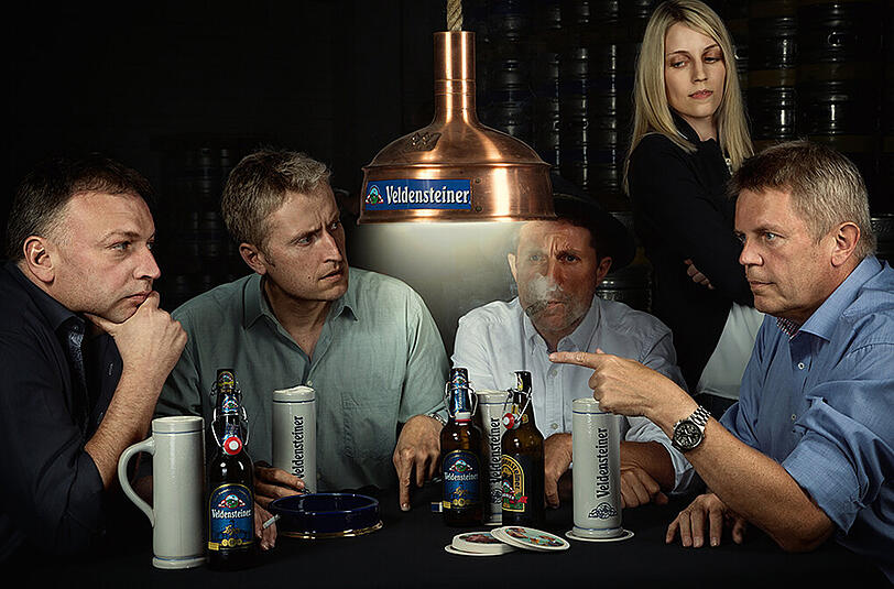 Kaiser Bräu, Neuhaus (V.l.n.r.):  Andreas Laus (2. Braumeister), Wolfgang Laus (Technischer Betriebsleiter), Fritz Lederer (1. Braumeister), 
Caroline Laus (Assistentin der Geschäftsleitung), Josef Laus (Geschäftsführender Gesellschafter) - Manchmal treffen sich die Verantwortlichen von Kaiser-Bräu nachts in einer ihrer Lagerhallen, um sich &bdquo;ganz geheim&ldquo; zu besprechen. Hier schmieden sie ihre Pläne und Coups, mit denen sie ihre Kunden und Konkurrenten angenehm überraschen.
