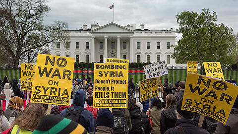 Nach dem Luftschlag der USA auf Syrien protestieren einige US-Bürger vor dem Weißen Haus in Washington.