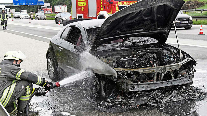Auf der A99 in Höhe Heimstetten brannte ein Alfa Romeo aufgrund eines technischen Defekts komplett aus. Aufgrund der Fahrbahnsperrung bildete sich ein acht Kilometer langer Stau.