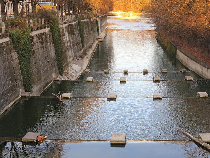 An der Maximiliansbrücke treibt am Mittwoch eine Gitarre in der Isar.
