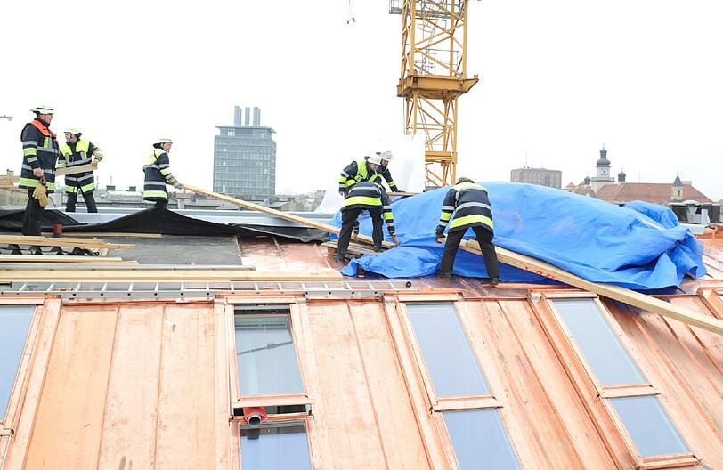 Weil lose Teile drohten herunterzufallen, musste die Feuerwehr die Dachabdeckung sichern.