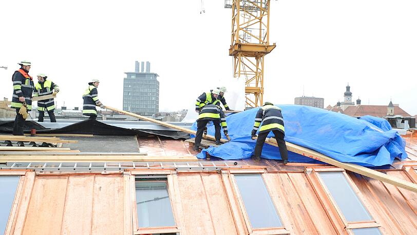 Weil lose Teile drohten herunterzufallen, musste die Feuerwehr die Dachabdeckung sichern. Weil lose Teile drohten herunterzufallen, musste die Feuerwehr die Dachabdeckung sichern.