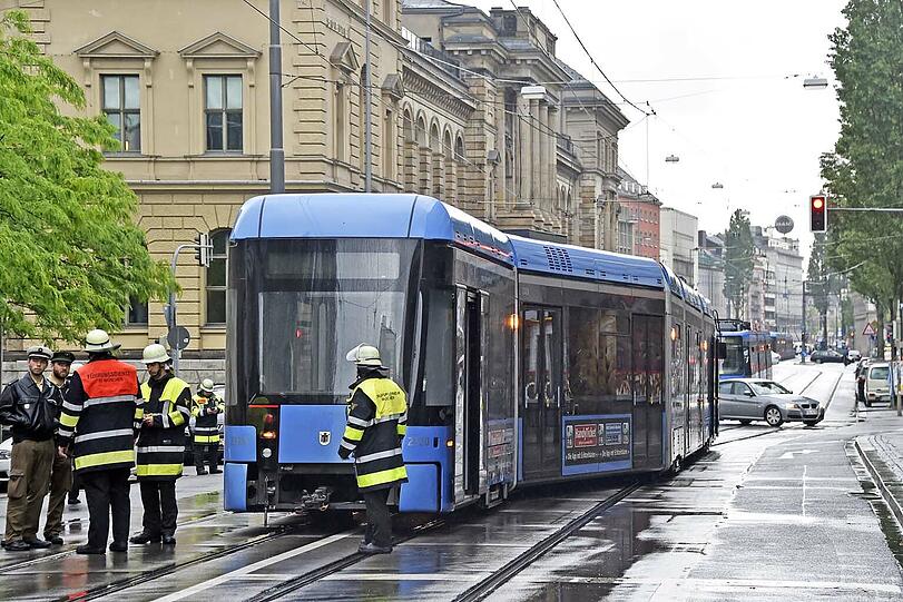 Die Bahn musste mit einem Kran der Feuerwehr angehoben und ins Gleis zurück gehievt werden.