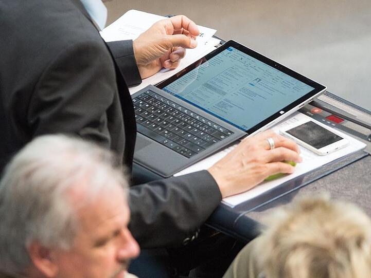 Notebook im Bundestag: "Die Opfer sind schwerpunktmäßig den Bereichen Staat und Politik zuzuordnen", sagt der Verfassungsschutz.