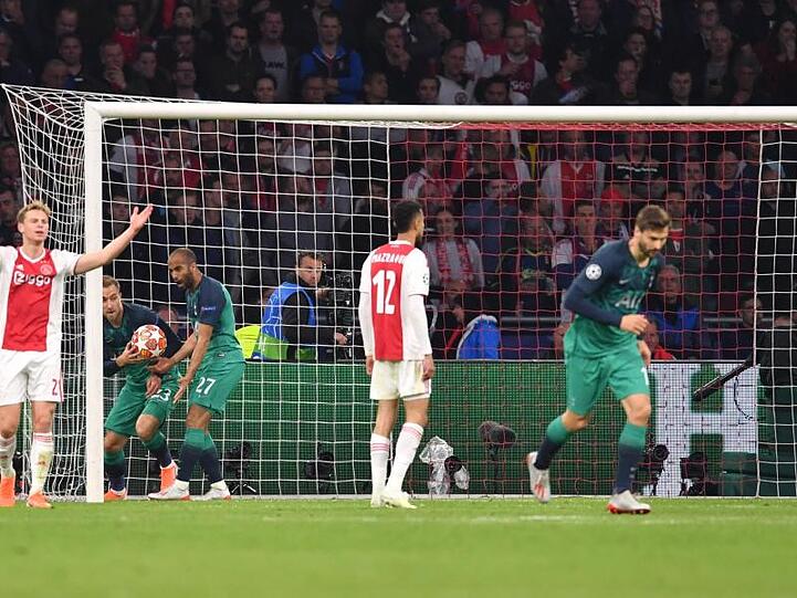 Lucas Moura (4.v.l.) hat es nach seinem Tor zum 1:2 eilig, Ajax-Keeper Andre Onana ist geschlagen.