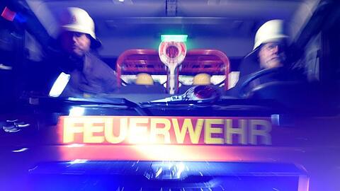 Als die Feuerwehr vor Ort eintraf, stand der Wagen bereits vollkommen in Flammen. (Symbolbild)