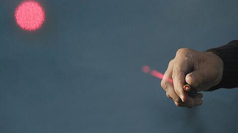 Der Laserpointer traf die Polizistin an den Augen. (Symbolbild)