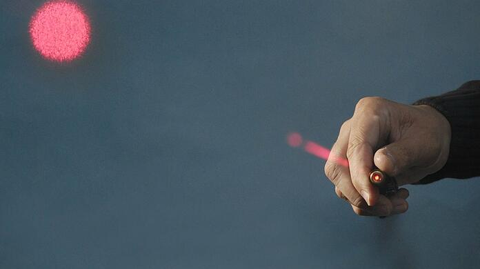Der Laserpointer traf die Polizistin an den Augen. (Symbolbild)