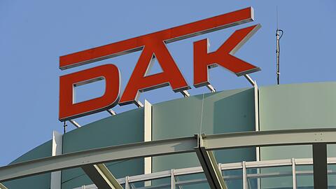 Das Logo der Deutschen Angestellten-Krankenkasse (DAK) ist auf einem Gebäude des Versicherers zu sehen.