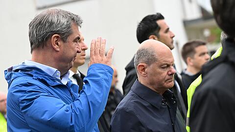 "In diesem Jahr das vierte Mal, dass ich in ein konkretes Einsatzgebiet gehe": Bundeskanzler Olaf Scholz und Bayerns Ministerpräsident Markus Söder (l) im oberbayerischen Reichertshofen.