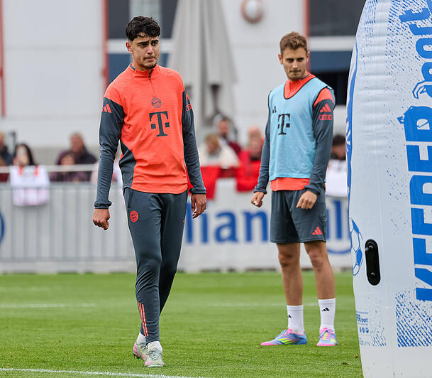 Zwei der drei Vorzeige-Talente des FC Bayern, die den Sprung in den A-Kader geschafft haben: Aleksandar Pavlovic (l.) und Josip Stanisic.