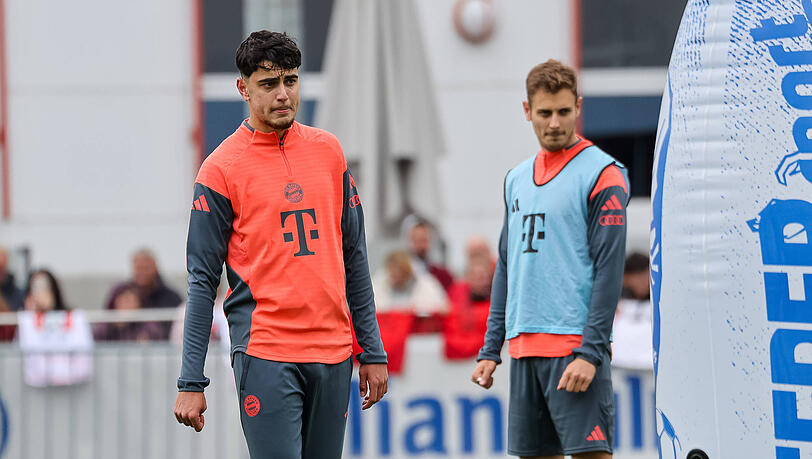 Zwei der drei Vorzeige-Talente des FC Bayern, die den Sprung in den A-Kader geschafft haben: Aleksandar Pavlovic (l.) und Josip Stanisic. Zwei der drei Vorzeige-Talente des FC Bayern, die den Sprung in den A-Kader geschafft haben: Aleksandar Pavlovic (l.) und Josip Stanisic.