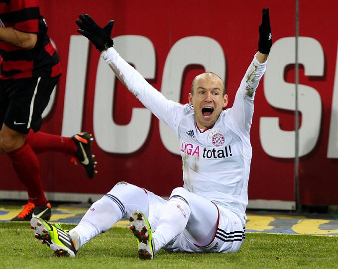 ARJEN ROBBEN: Durfte sich bereits nach 30 Minuten warm laufen, kam zur Pause. Hektische Aktionen. Er wollte viel, ihm gelang wenig. Glücklos. NOTE: 4