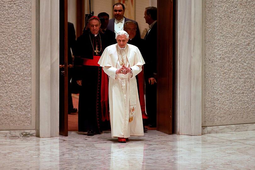 Die ersten Bilder nach der Rücktrittserklärung: Papst Benedikt XVI. (l.) kommt am Mittwoch (13.02.13) in die Audienzhalle Paolo VI im Vatikan zu seiner voraussichtlich letzten Generalaudienz.