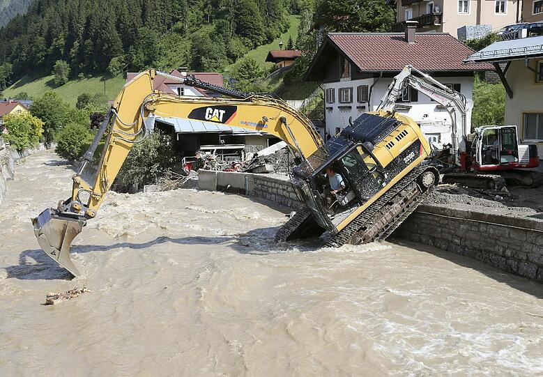 Im österreichischen Huttau kämpfen Helfer gegen den Schlamm.