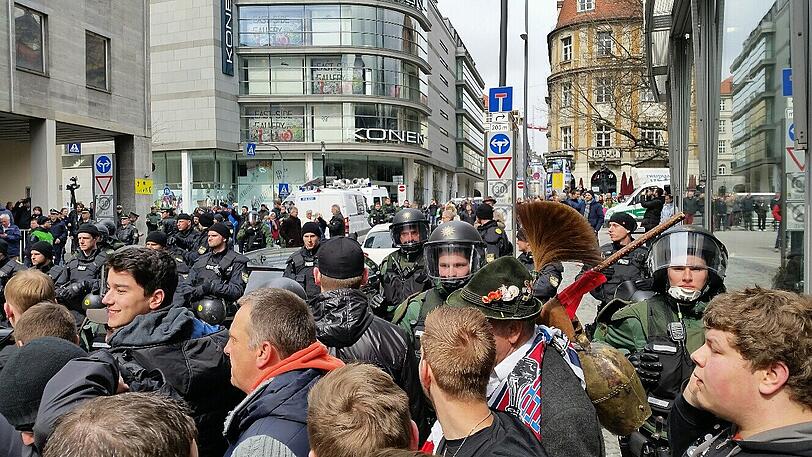 Amateur-Derby: FC Bayern II gegen den TSV 1860 II - Fans treffen sich in den Innenstadt. Die Bilder...