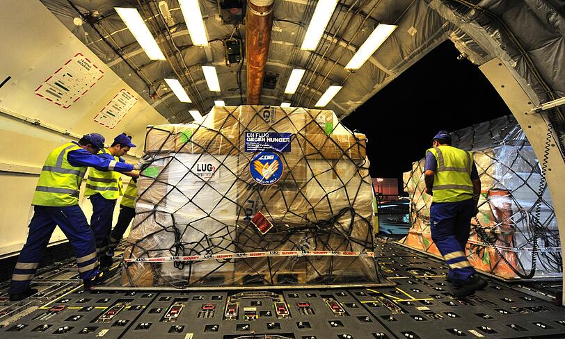 Im Frachtraum einer Maschine vom Typ McDonnell Douglas MD-11 wurde eine Leiche gefunden. Ob ein Zusammenhang mit der brisanten Ladung besteht, ist noch nicht klar.