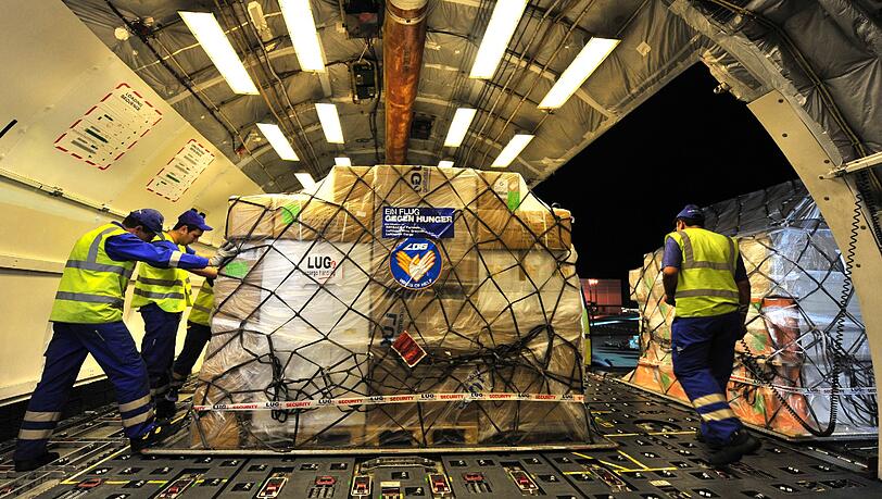 Im Frachtraum einer Maschine vom Typ McDonnell Douglas MD-11 wurde eine Leiche gefunden. Ob ein Zusammenhang mit der brisanten Ladung besteht, ist noch nicht klar. Im Frachtraum einer Maschine vom Typ McDonnell Douglas MD-11 wurde eine Leiche gefunden. Ob ein Zusammenhang mit der brisanten Ladung besteht, ist noch nicht klar.