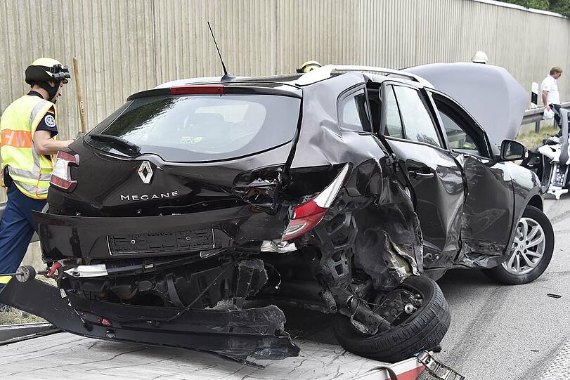 Schwerer Unfall auf der A94: Ein Mercedes-Sportwagen schoss einen Renault ab. Die Bilder von der Unfallstelle!