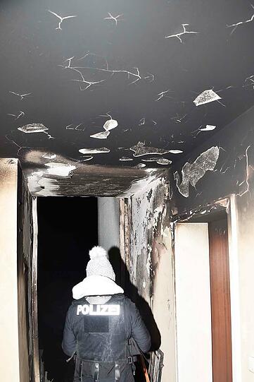 Brandstiftung im Mehrfamilienhaus: Im Treppenhaus stand ein Sofa in Flammen.