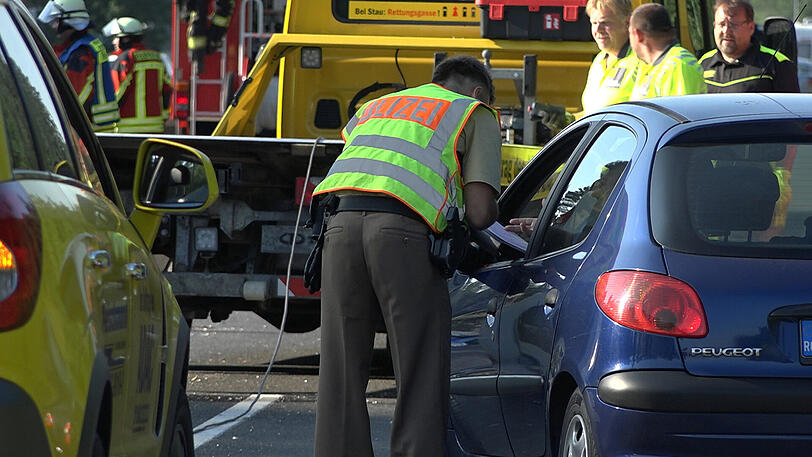 Die Polizei kassierte noch vor Ort ab und versuchte, die Gaffer zu belehren.