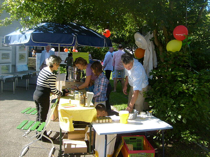 Beim Ramersdorfer Hofmarkt gleich gegenüber der Kirche gibt es viel zu sehen - und zu schmecken.