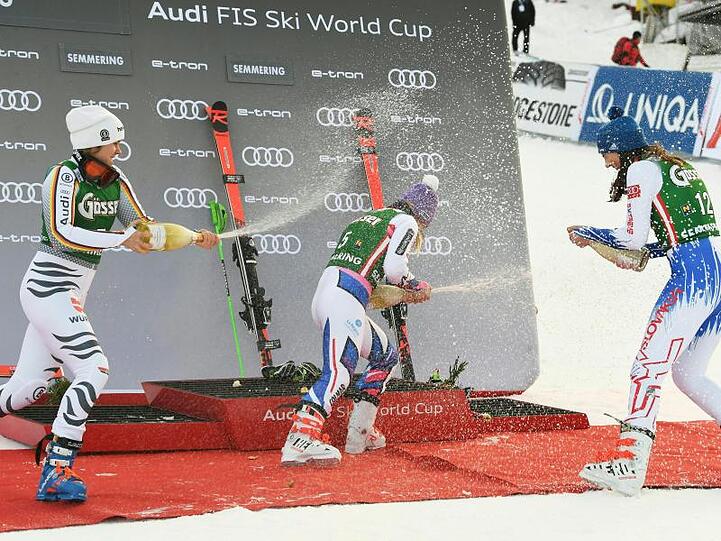 Viktoria Rebensburg (r) duscht Tessa Worley (M) und Petra Vlhova mit Champagner ab.