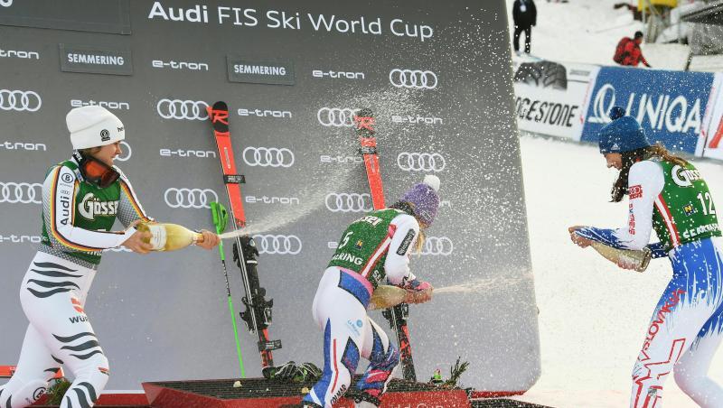 Viktoria Rebensburg (r) duscht Tessa Worley (M) und Petra Vlhova mit Champagner ab. Viktoria Rebensburg (r) duscht Tessa Worley (M) und Petra Vlhova mit Champagner ab.