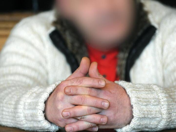 Der Angeklagte, ein führendes Mitglied des Miri-Clans, bleibt voerst in Abschiebehaft.