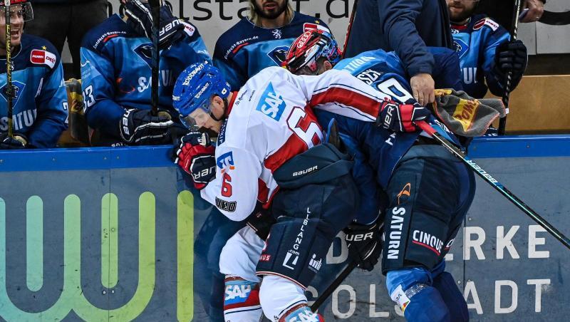 Joonas Lehtivuori von Mannheim (l) kämpft mit Hans Detsch von Ingolstadt um den Puck.