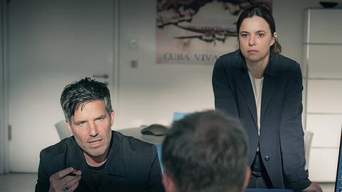 "Ein Taunuskrimi: Muttertag":  Oliver von Bodenstein (Tim Bergmann, l.) und Pia Sander (Annika Kuhl) verhören Joachim Vogt (Andreas Lust), einen IT-Spezialisten.