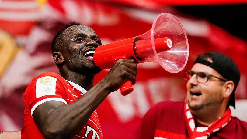 Münchens Sadio Mane feiert mit den Fans den Sieg.