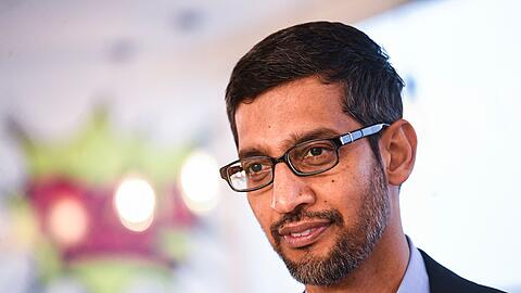 Spricht sich dafür aus, keine Technologie in die Öffentlichkeit zu bringen, auf die die Gesellschaft nicht vorbereitet ist: Sundar Pichai.