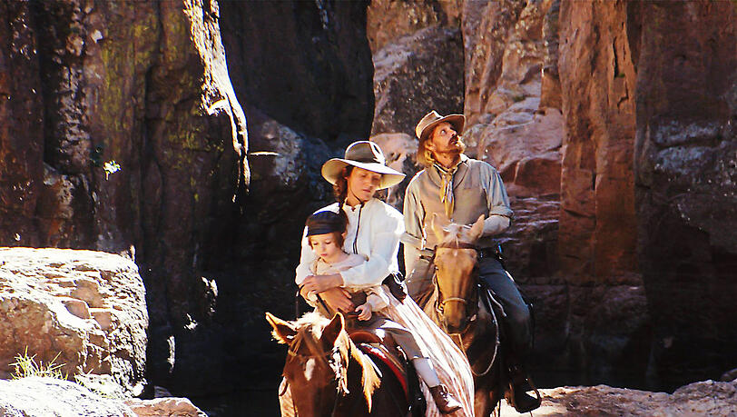 Vicky Krieps und Viggo Mortensen mit dem Sohn in unsicheren Gefielden. Foto: Marcel Zyskind / Alamode Vicky Krieps und Viggo Mortensen mit dem Sohn in unsicheren Gefielden. Foto: Marcel Zyskind / Alamode