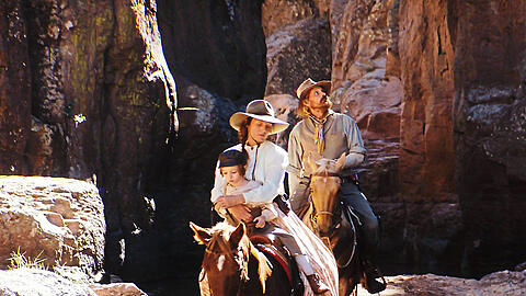 Vicky Krieps und Viggo Mortensen mit dem Sohn in unsicheren Gefielden.  Foto: Marcel Zyskind / Alamode