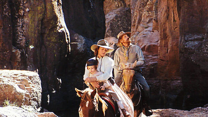 Vicky Krieps und Viggo Mortensen mit dem Sohn in unsicheren Gefielden.  Foto: Marcel Zyskind / Alamode
