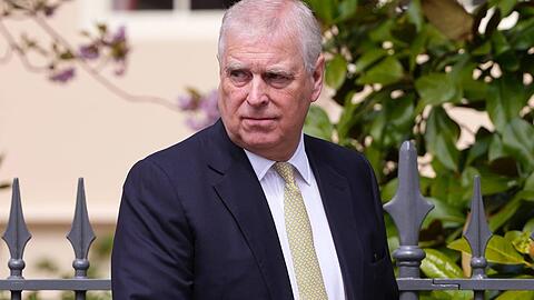 Andrew, Bruder von König Charles, verliert im Zuge des Epstein-Skandals nun seinen royalen Titel und auch seinen Wohnsitz.