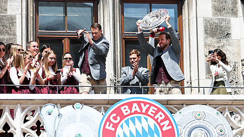 Meistefeier 2025: Harry Kane (r.) und Manuel Neuer machen sich eine gute Zeit auf dem Meisterbalkon. Am Sonntag geht die Party weiter.