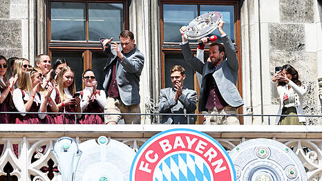 Meistefeier 2025: Harry Kane (r.) und Manuel Neuer machen sich eine gute Zeit auf dem Meisterbalkon. Am Sonntag geht die Party weiter.