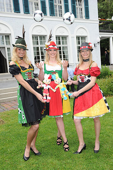 Sky-Moderatorin Jessica Kastrop stellt die neuen Dirndl für die EM mit zwei Models vor.
