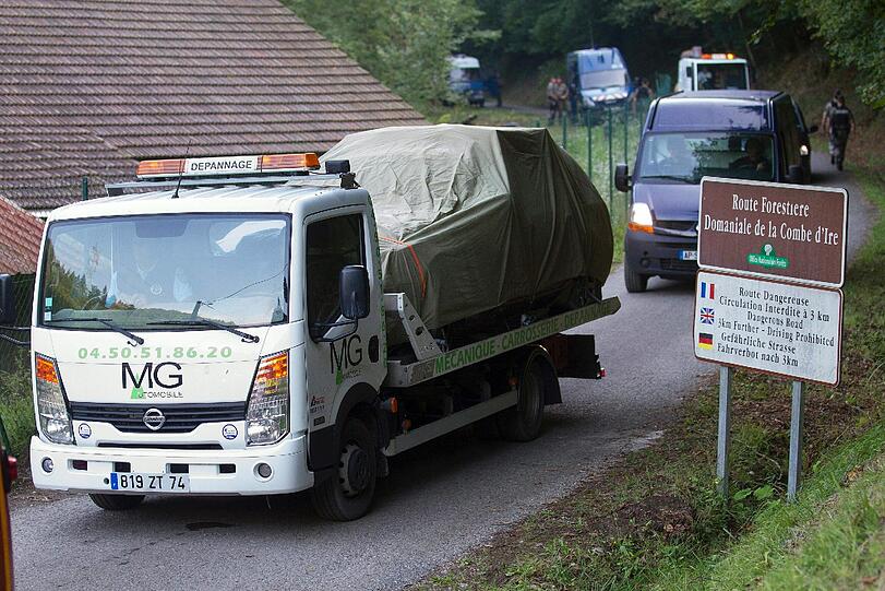 Das Auto der Opfer wird abtransportiert.