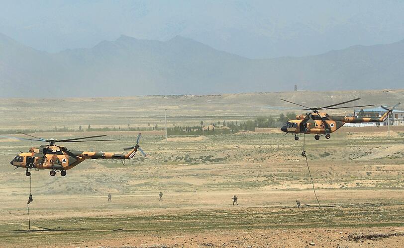 Das afghanische Militär seilt sich von Helicoptern  ab während einer militärischen Übung in den Außenbezirken von Kabul.