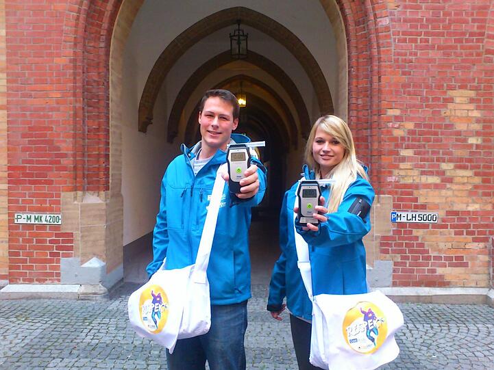 Daniel Daum (20) und Anne Krüger (21) sind als "Peers" nachts auf der "Feierbanane" unterwegs - und sprechen mit Gleichaltrigen über bewussten Alkoholkonsum.