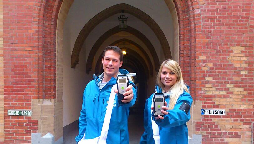 Daniel Daum (20) und Anne Krüger (21) sind als "Peers" nachts auf der "Feierbanane" unterwegs - und sprechen mit Gleichaltrigen über bewussten Alkoholkonsum. Daniel Daum (20) und Anne Krüger (21) sind als "Peers" nachts auf der "Feierbanane" unterwegs - und sprechen mit Gleichaltrigen über bewussten Alkoholkonsum.